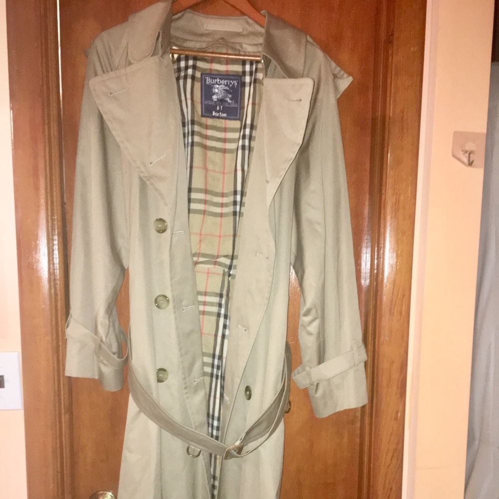 Burberry Vintage Authentic Trench Coat. Sz. Medium